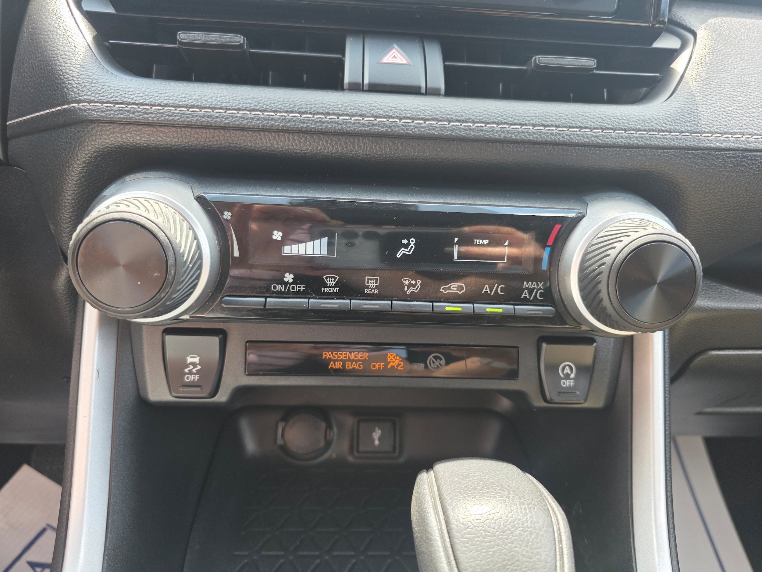 Used 2022 Toyota RAV4 LE w/ Carpet Mat Package (TMS) AWD/4WD image 11