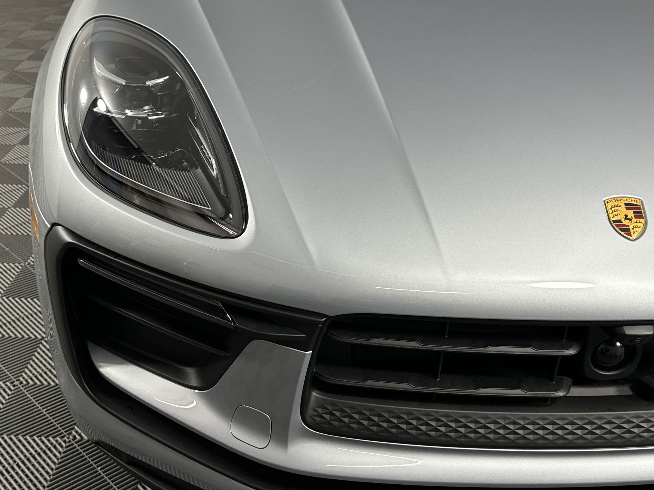 Certified 2025 Porsche Macan image 12