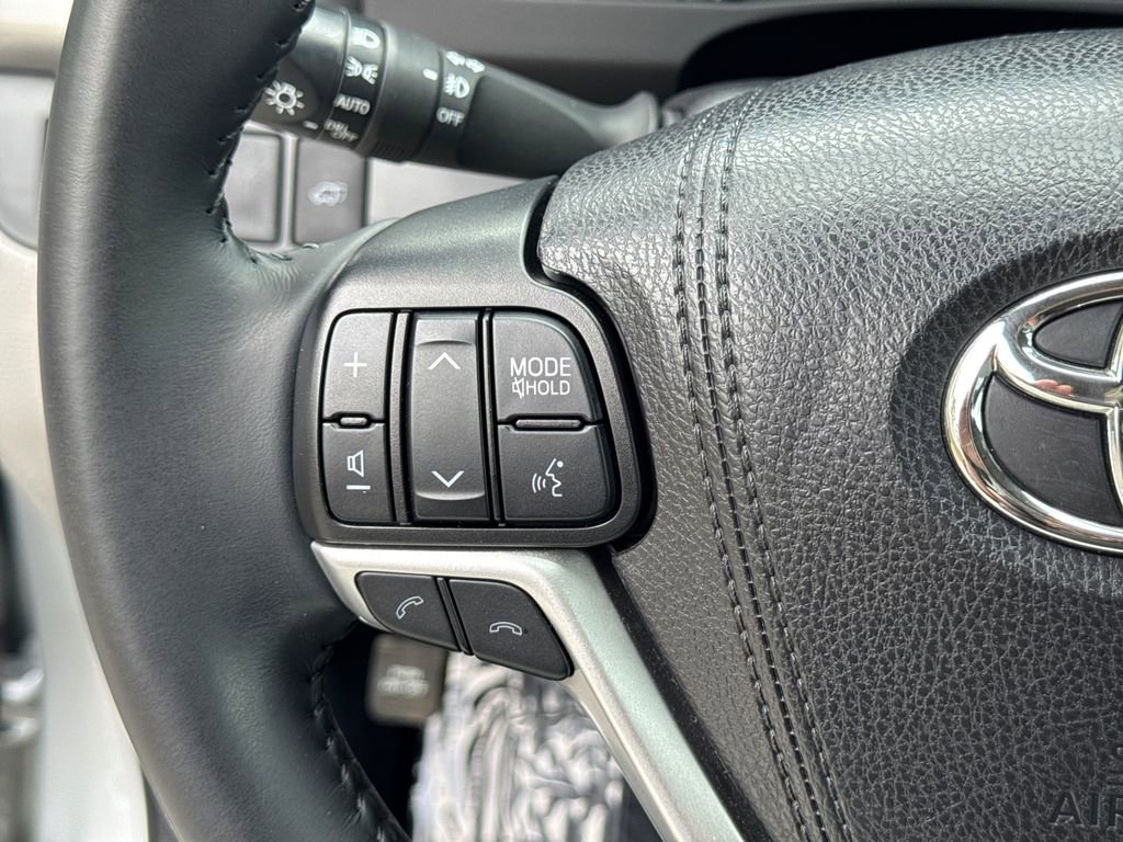 Used 2019 Toyota Highlander XLE FWD image 25