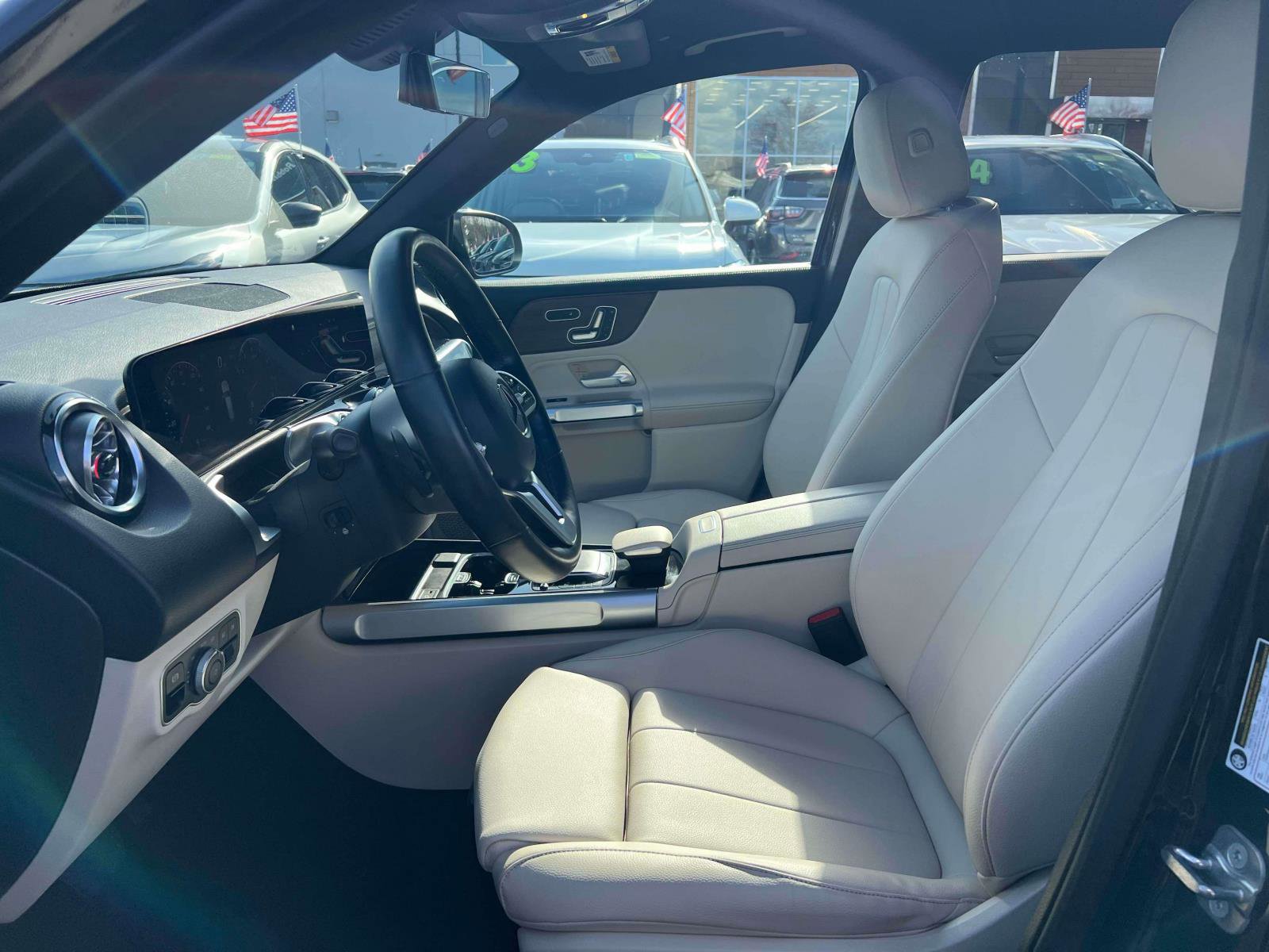 Used 2023 Mercedes-Benz GLB 250 4MATIC w/ Premium Package image 28