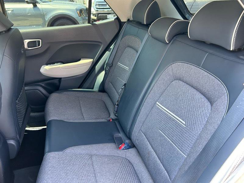Used 2022 Hyundai Venue Limited FWD image 15