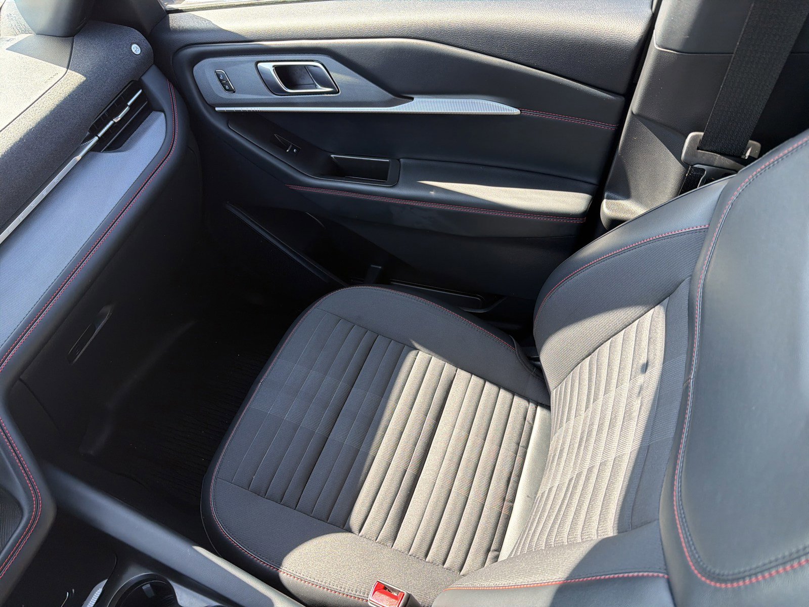 Used 2025 Ford Explorer ST-Line image 11