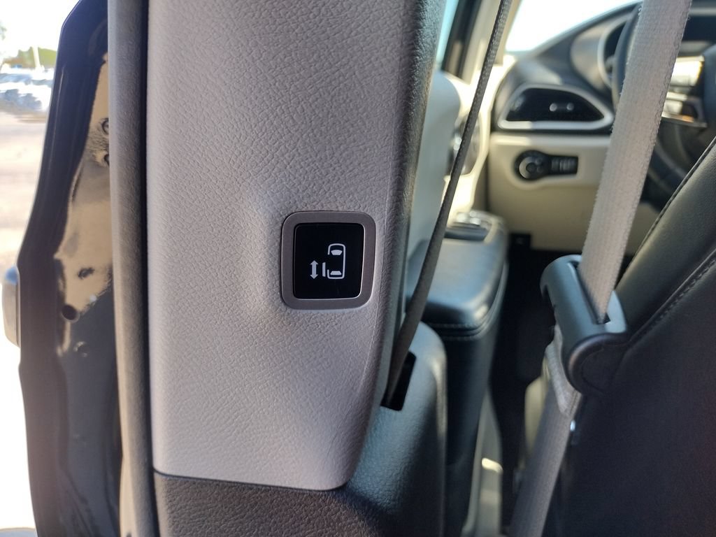 Used 2023 Chrysler Pacifica Touring-L FWD image 22