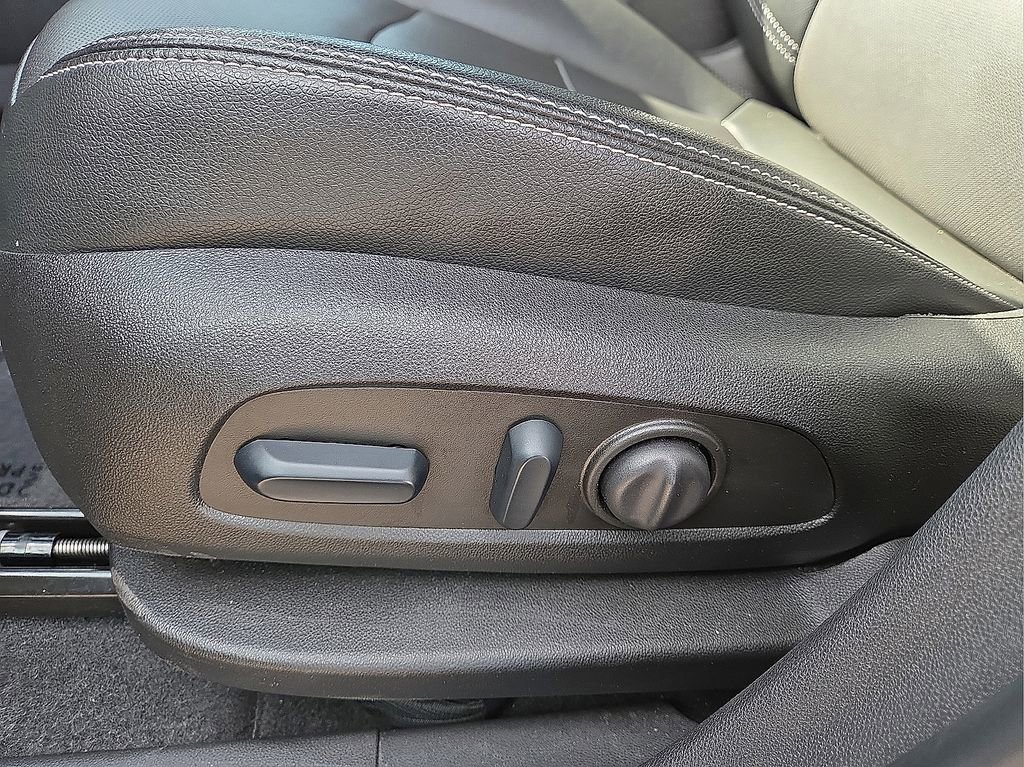 Used 2024 GMC Terrain SLT image 25