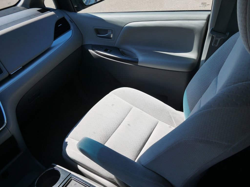 Used 2015 Toyota Sienna LE image 18