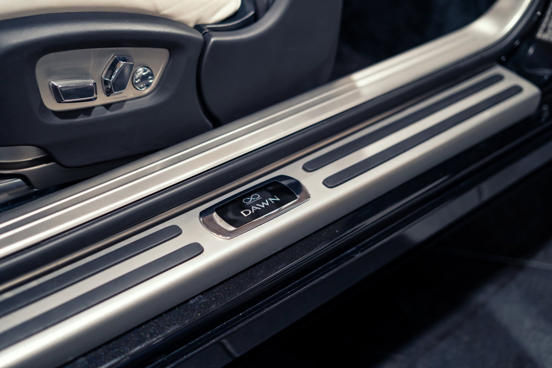 Used 2018 Rolls-Royce Dawn RWD image 41