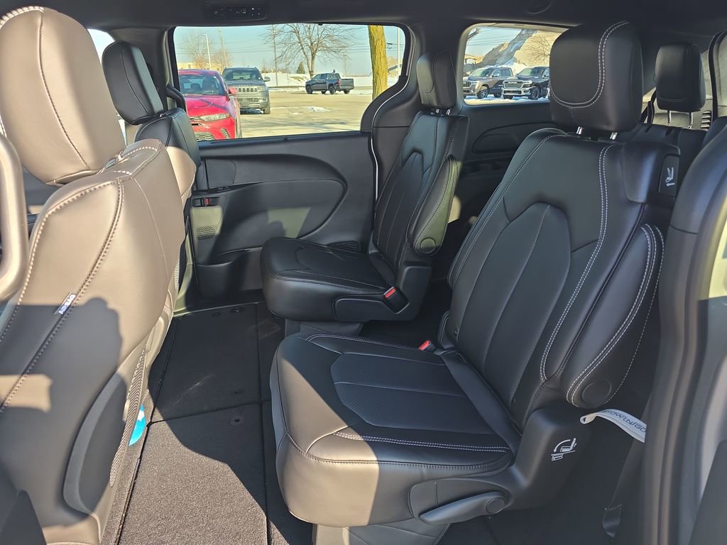 New 2026 Chrysler Pacifica Select image 9