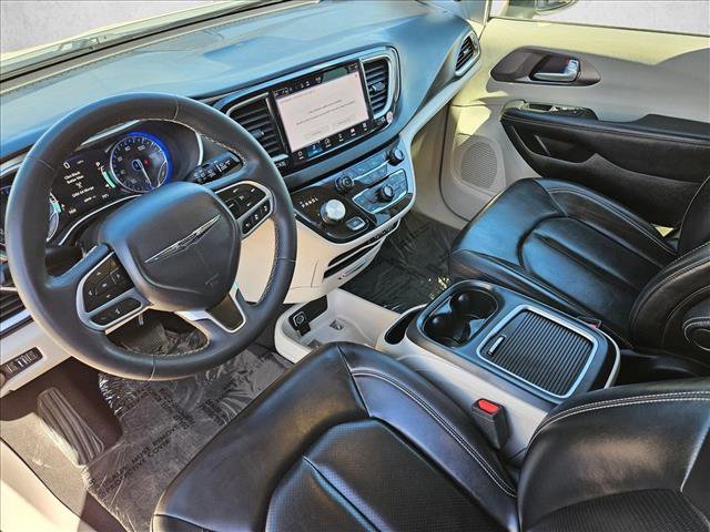 Used 2023 Chrysler Pacifica Touring-L image 13