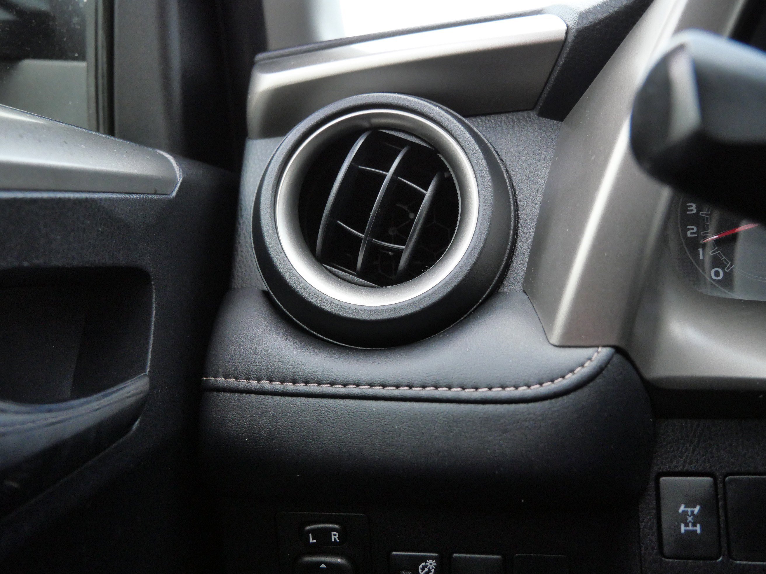 Used 2015 Toyota RAV4 XLE image 26