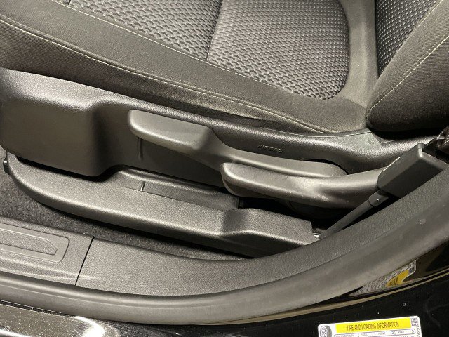 Used 2023 GMC Acadia SLE image 13