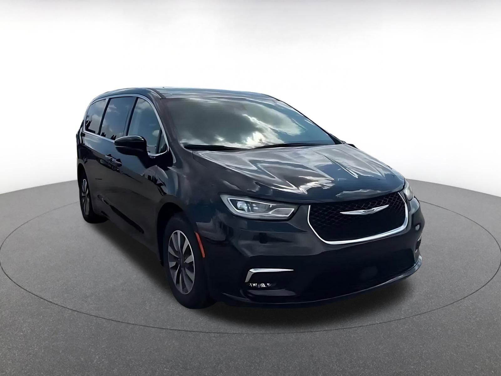 Used 2023 Chrysler Pacifica Touring-L FWD image 3