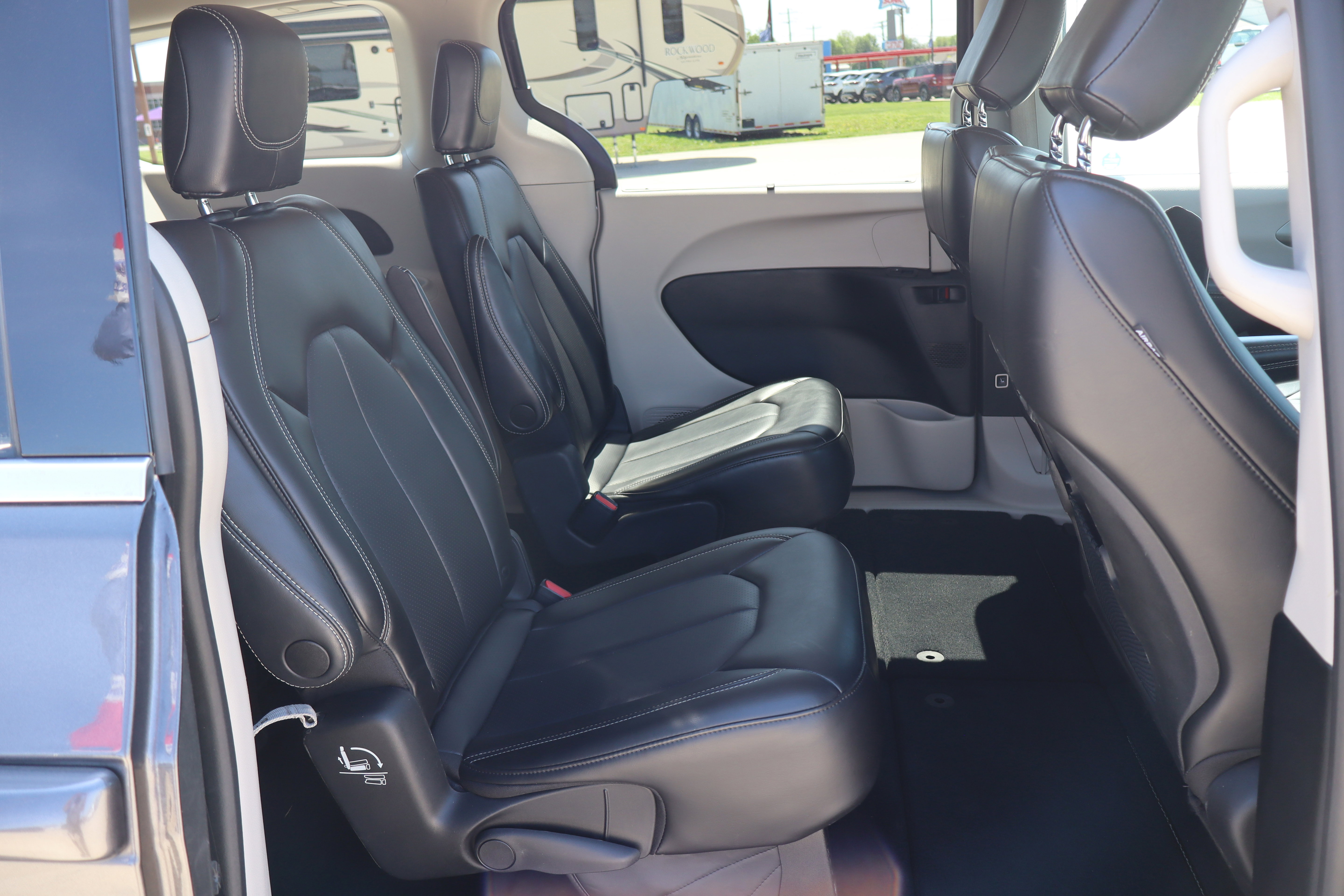 Used 2023 Chrysler Pacifica Touring-L FWD image 14