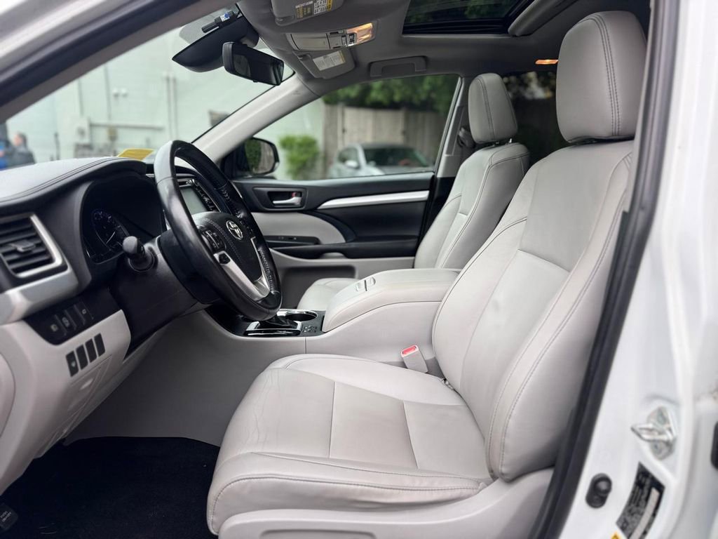 Used 2019 Toyota Highlander XLE AWD/4WD image 19