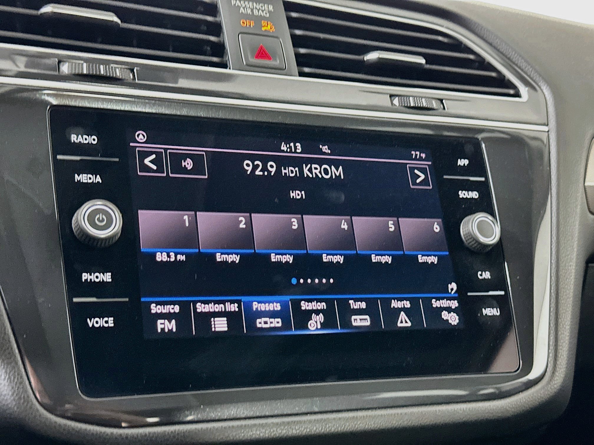 Used 2024 Volkswagen Tiguan SE w/ Panoramic Sunroof Package FWD image 19