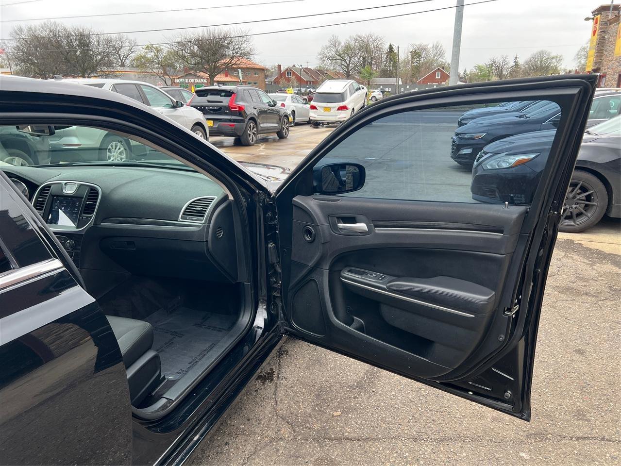 Used 2018 Chrysler 300 Touring RWD image 28