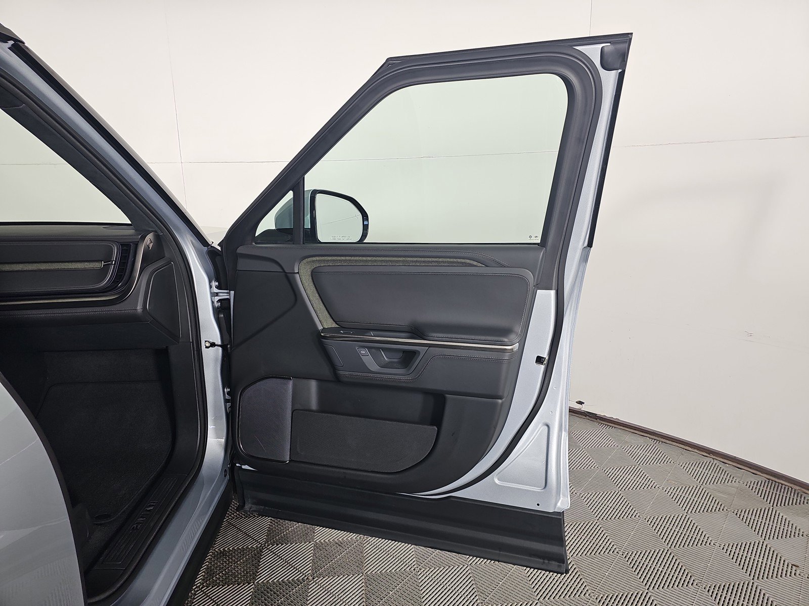 Used 2025 Rivian R1S Adventure AWD/4WD image 18
