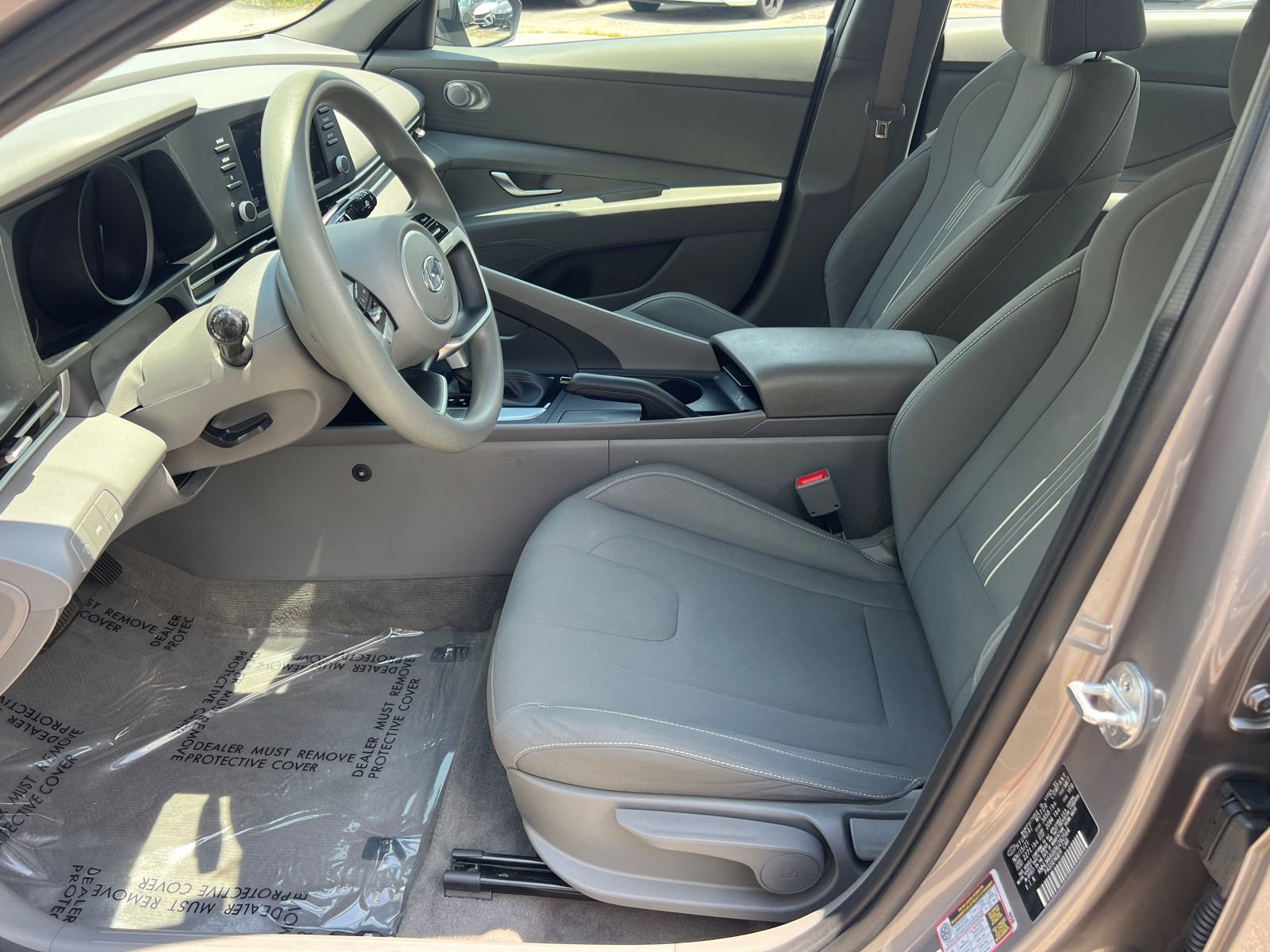 Used 2022 Hyundai Elantra SEL w/ Preferred Accessory Package FWD image 9