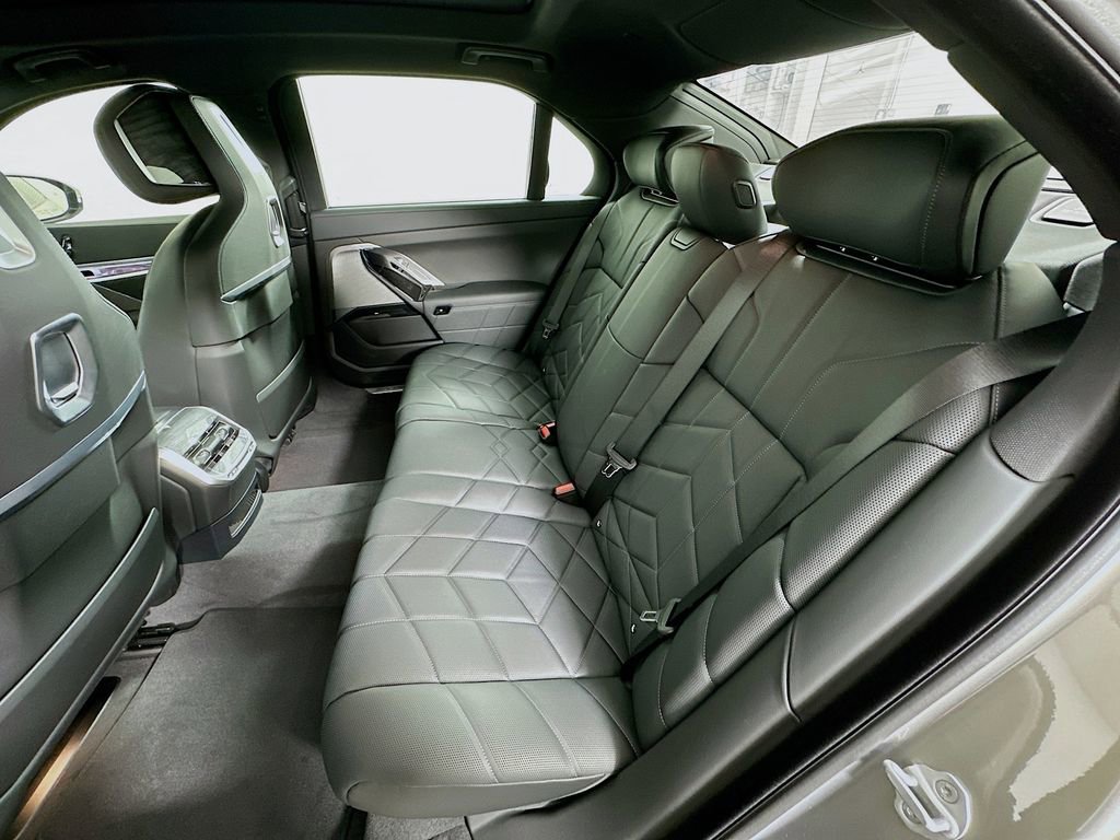 Used 2025 BMW i7 eDrive50 w/ Executive Package image 17