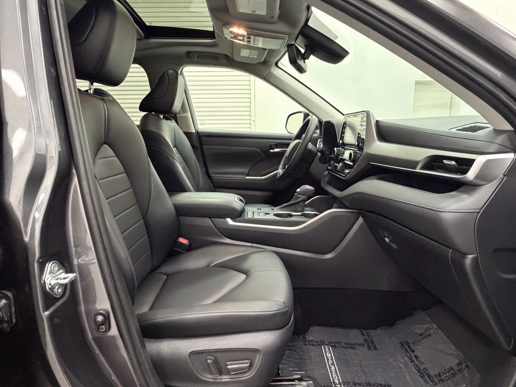 Used 2021 Toyota Highlander XLE FWD image 11