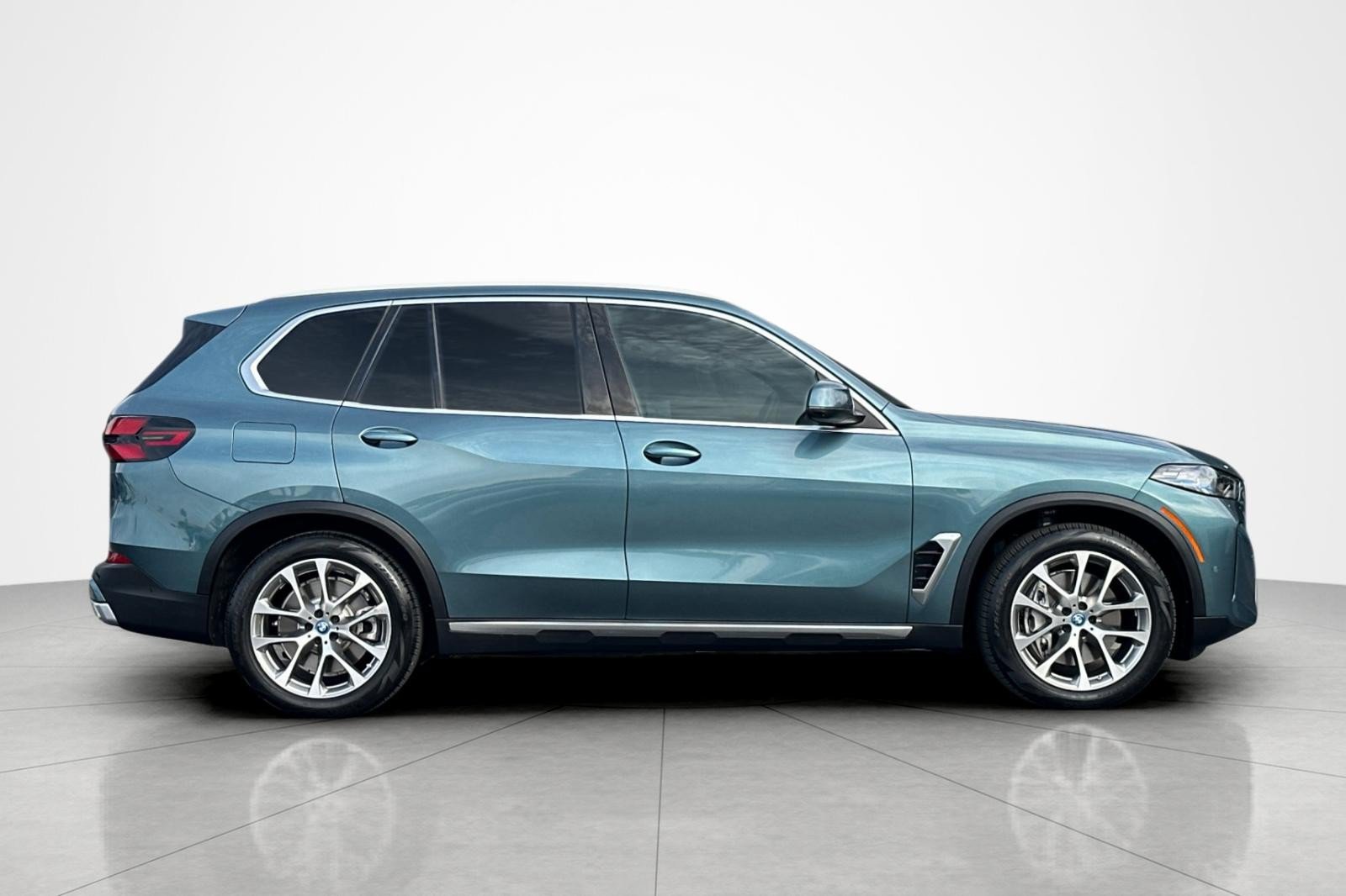 Used 2025 BMW X5 xDrive50e w/ Premium Package AWD/4WD image 6