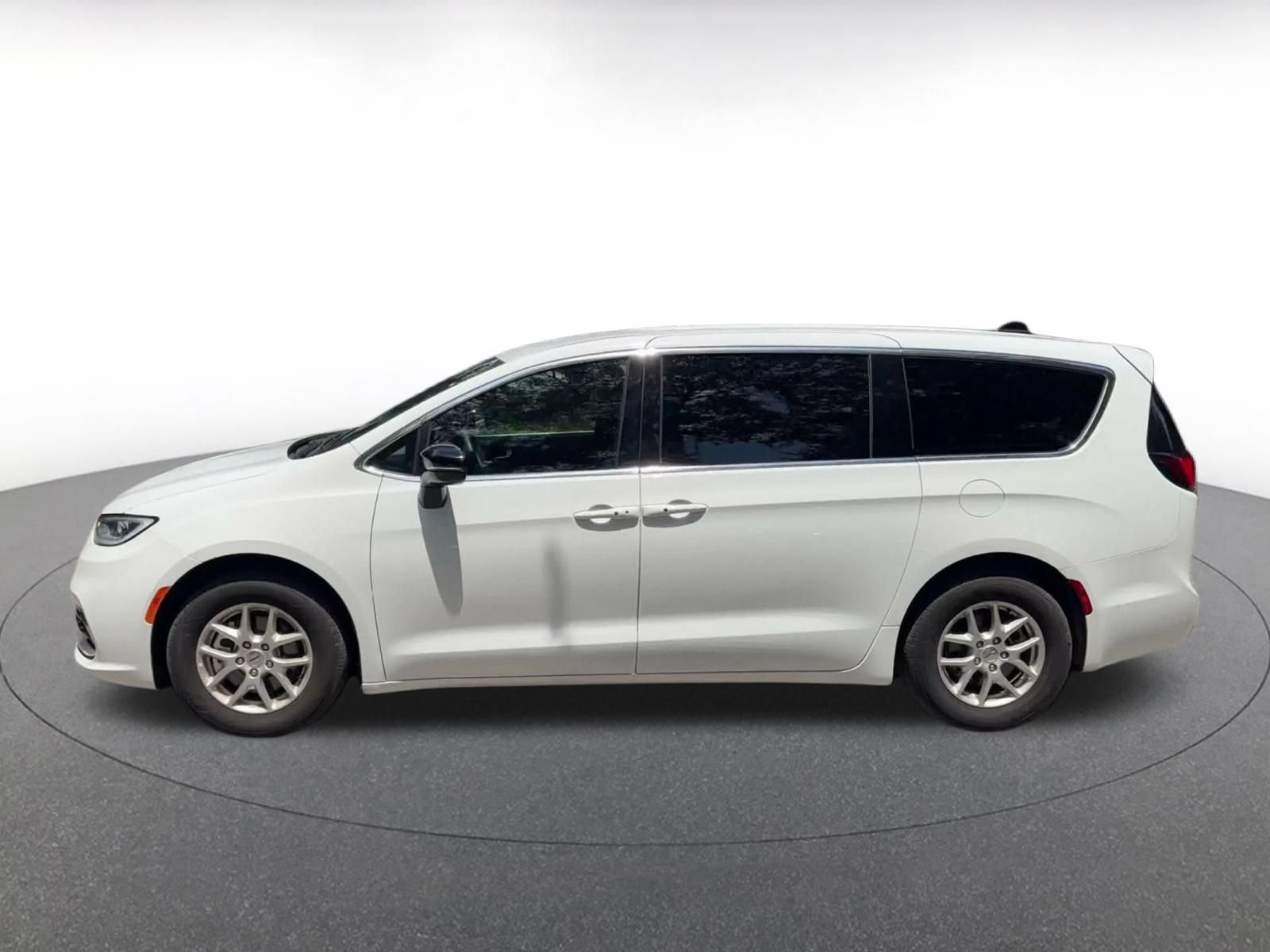 Used 2025 Chrysler Pacifica Select FWD image 8