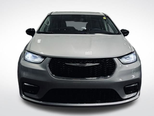 Used 2024 Chrysler Pacifica Touring-L image 3