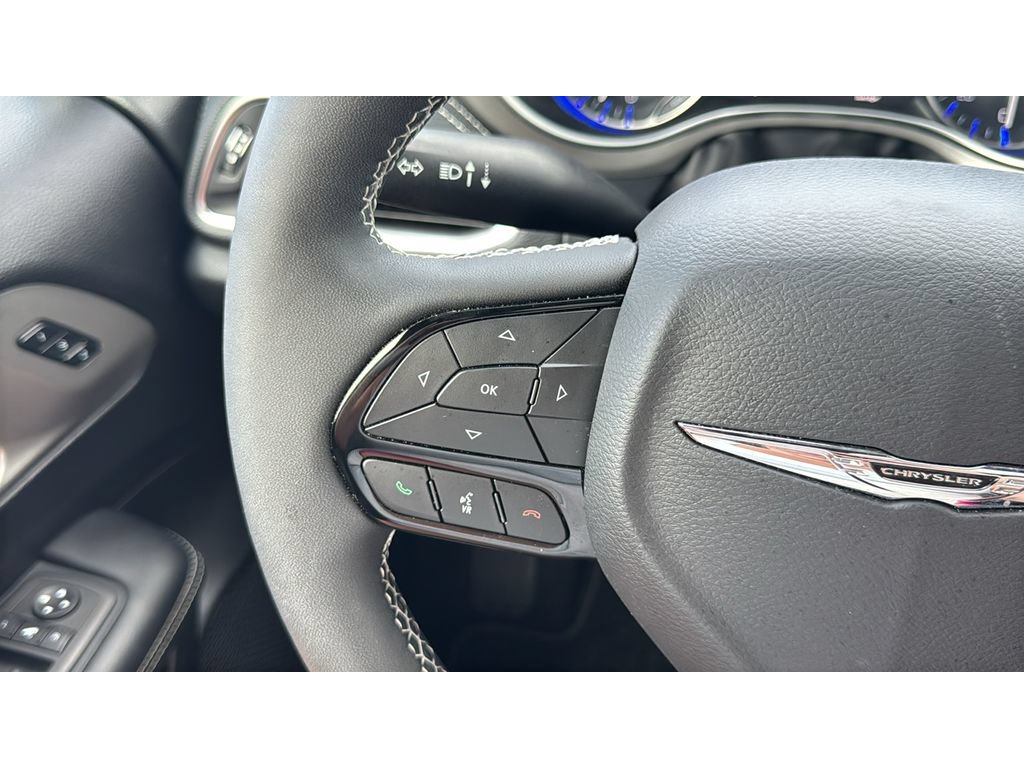 Used 2023 Chrysler Pacifica Limited w/ Uconnect Theater Family Group FWD image 23