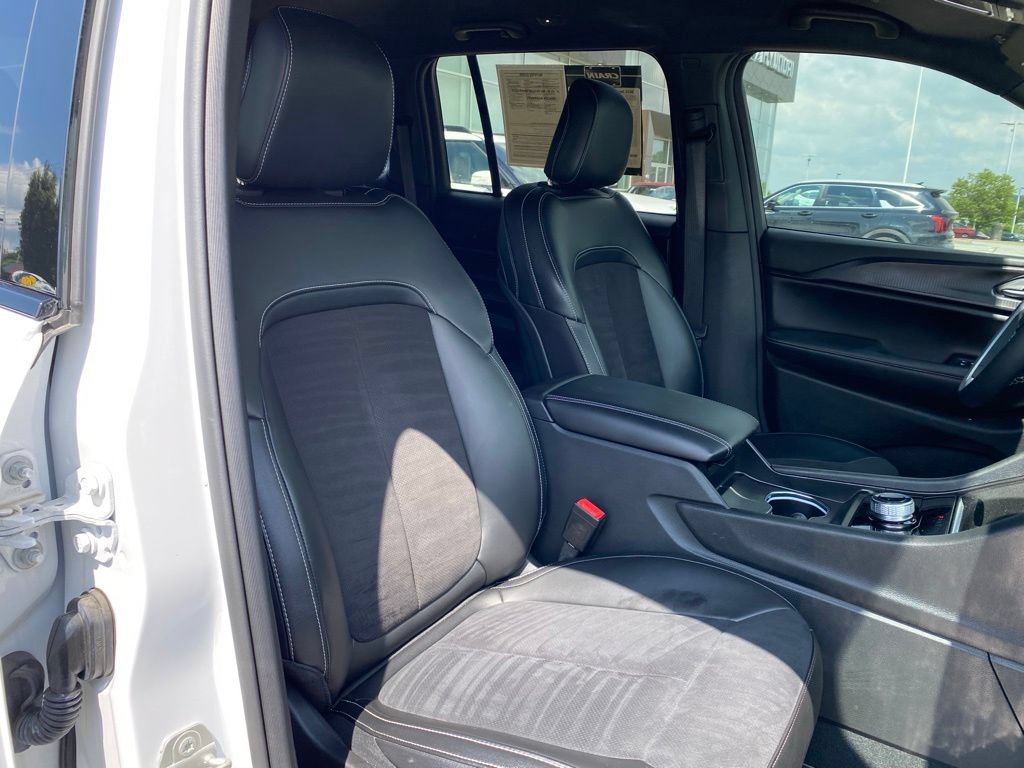 Used 2023 Jeep Grand Cherokee Altitude AWD/4WD image 29