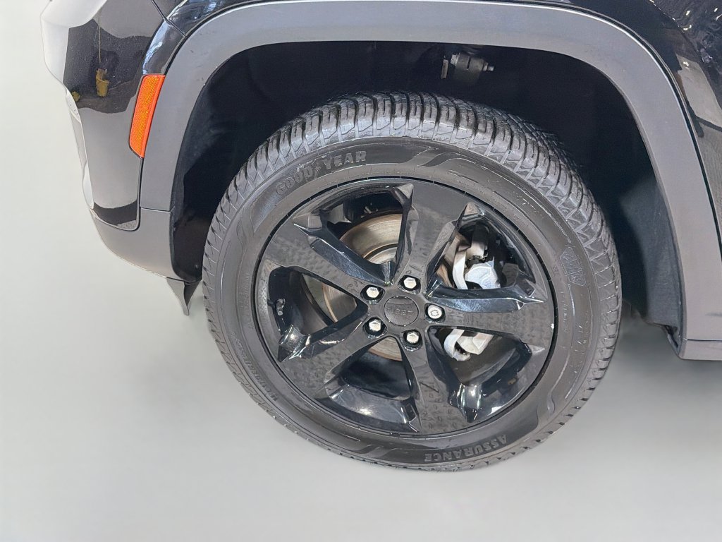Used 2023 Jeep Grand Cherokee Altitude AWD/4WD image 31