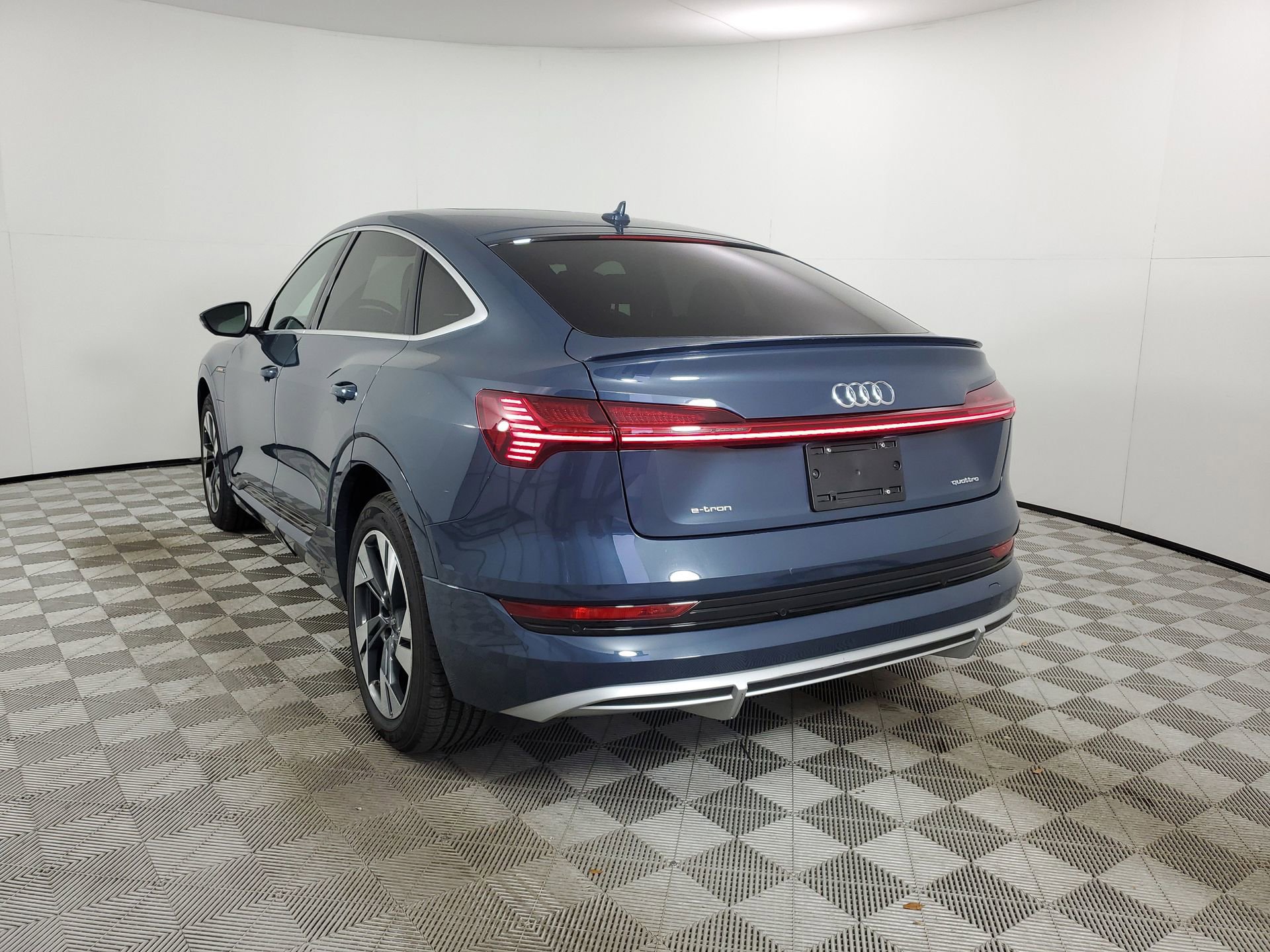 Used 2023 Audi e-tron Premium Plus w/ Premium Plus Package image 8