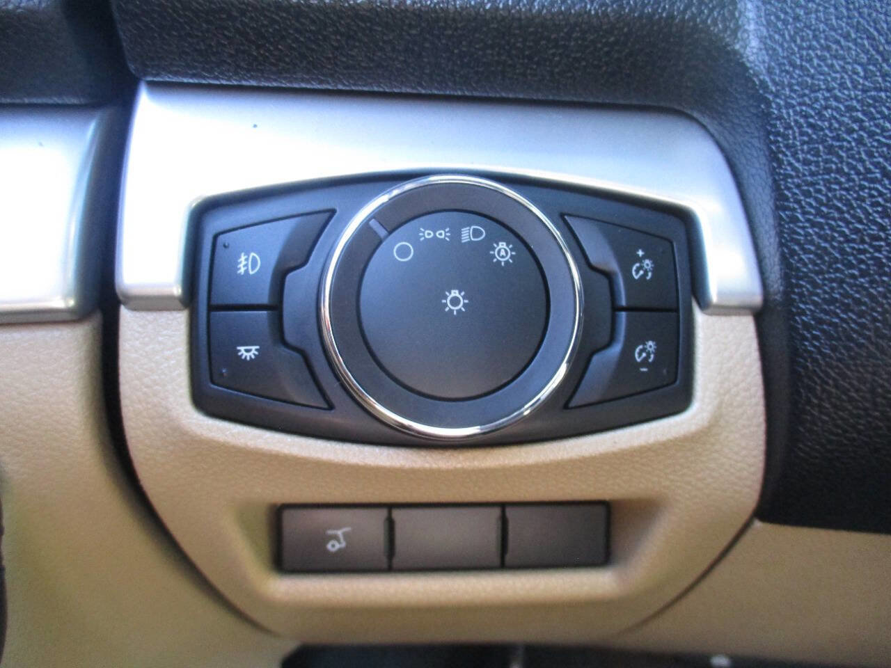 Used 2017 Ford Explorer XLT w/ Equipment Group 201A image 27