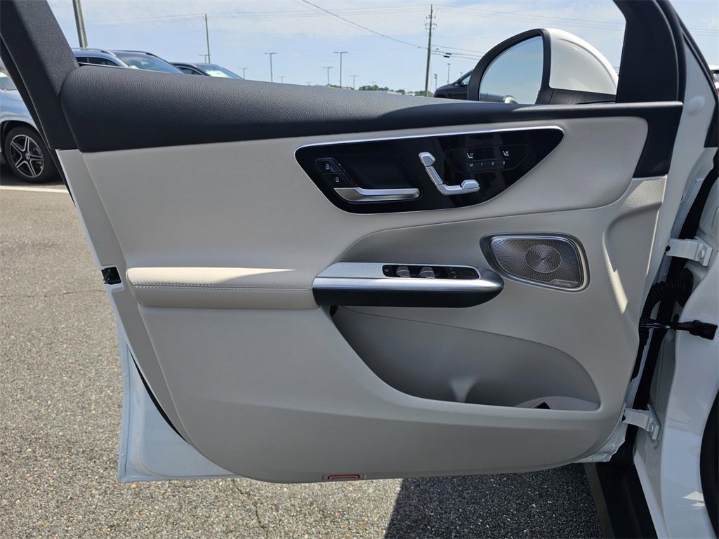 Used 2025 Mercedes-Benz GLC 300 image 11