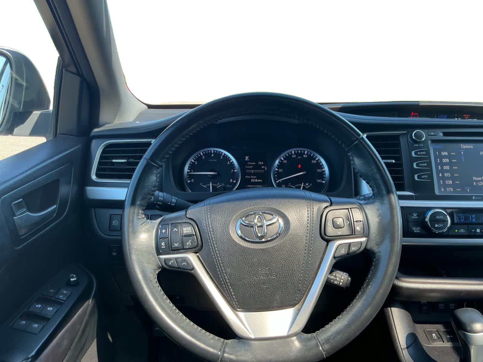 Used 2017 Toyota Highlander XLE AWD/4WD image 12