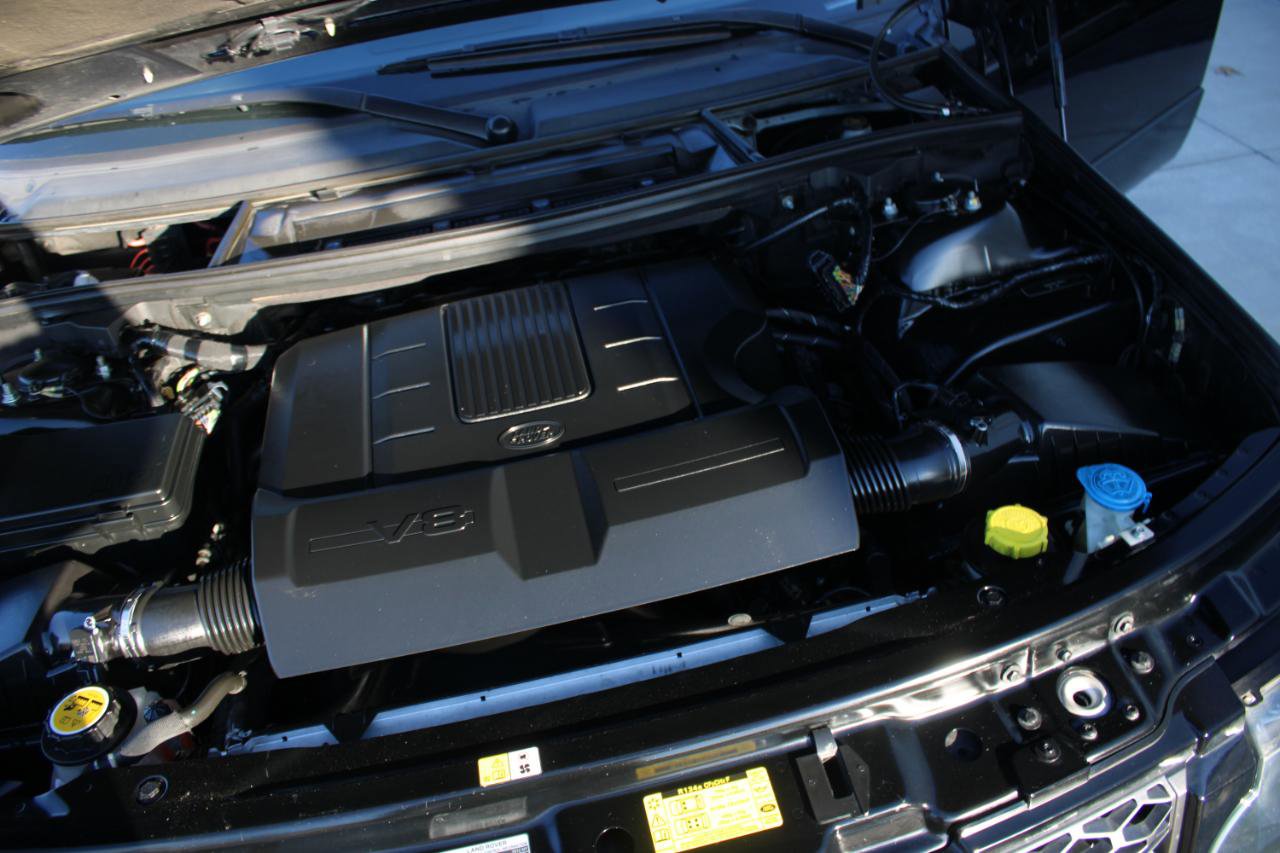 Used 2012 Land Rover Range Rover HSE image 28