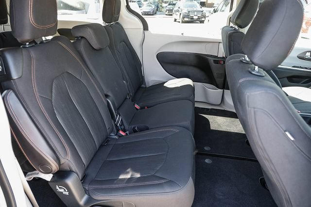 Used 2018 Chrysler Pacifica Touring Plus w/ Tire & Wheel Group FWD image 20