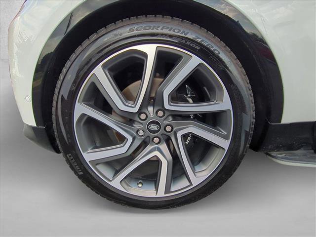 Used 2025 Land Rover Discovery Metropolitan Edition image 25