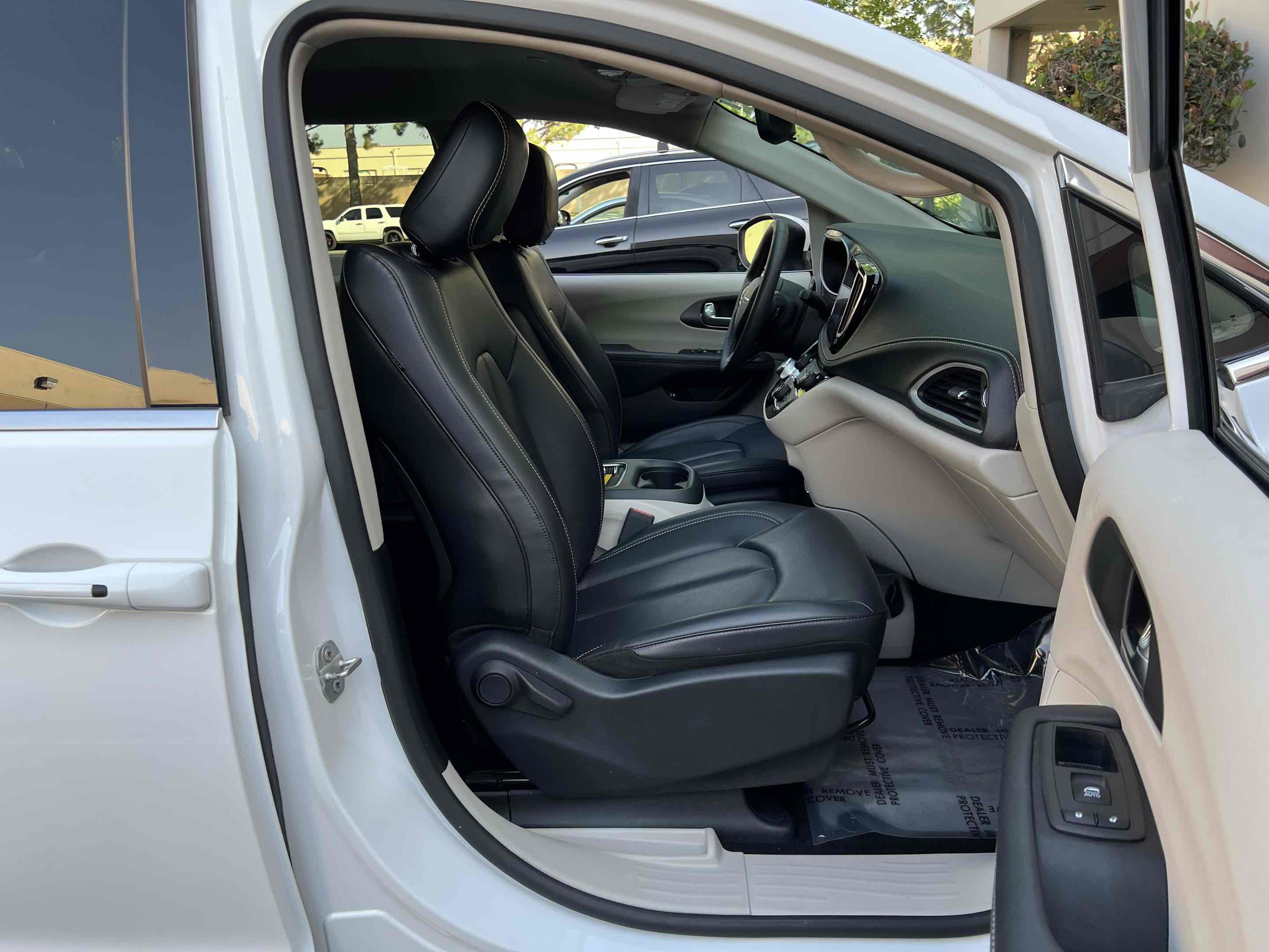 Used 2023 Chrysler Pacifica Touring-L FWD image 34