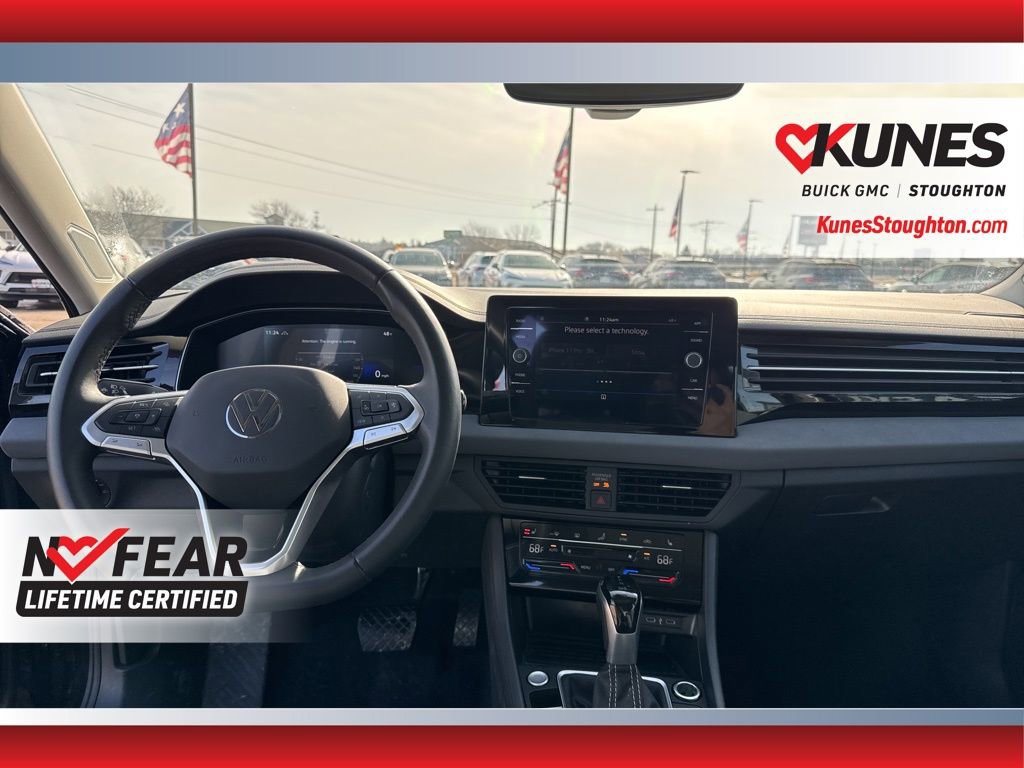 Used 2025 Volkswagen Jetta SE image 39