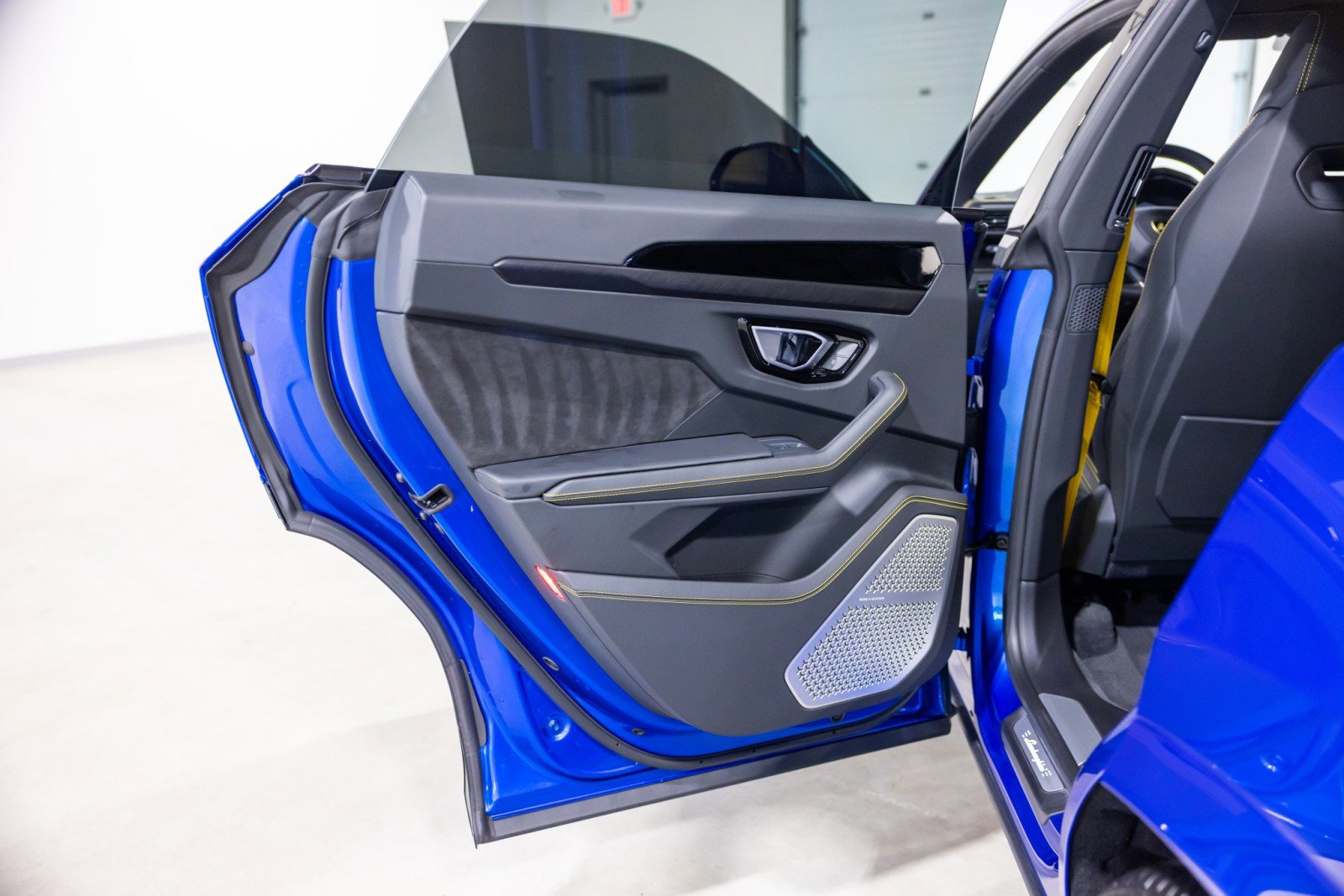 Used 2022 Lamborghini Urus AWD/4WD image 29