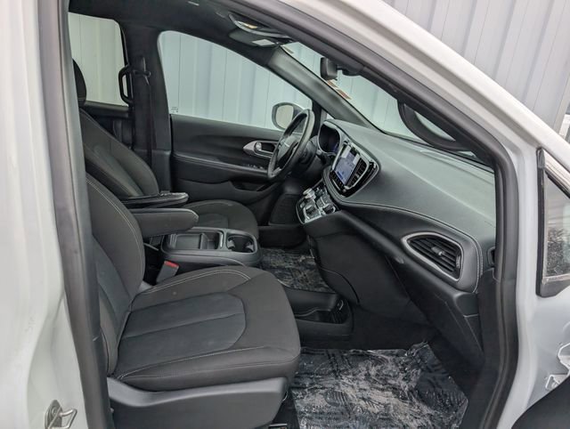 Used 2023 Chrysler Pacifica Touring image 26