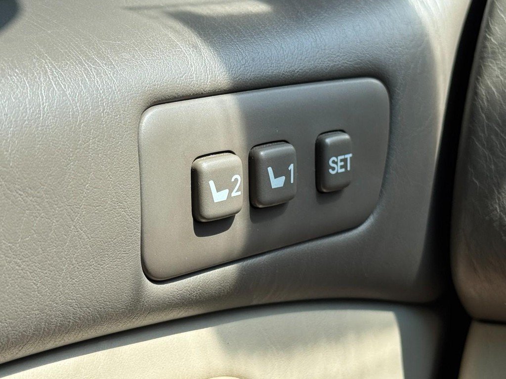 Used 2005 Lexus LX 470 4WD w/ Preferred Accessory Pkg image 17