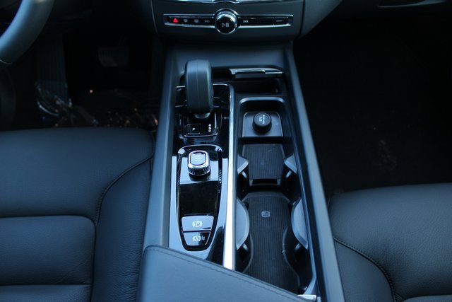 Used 2025 Volvo XC60 B5 Plus image 19