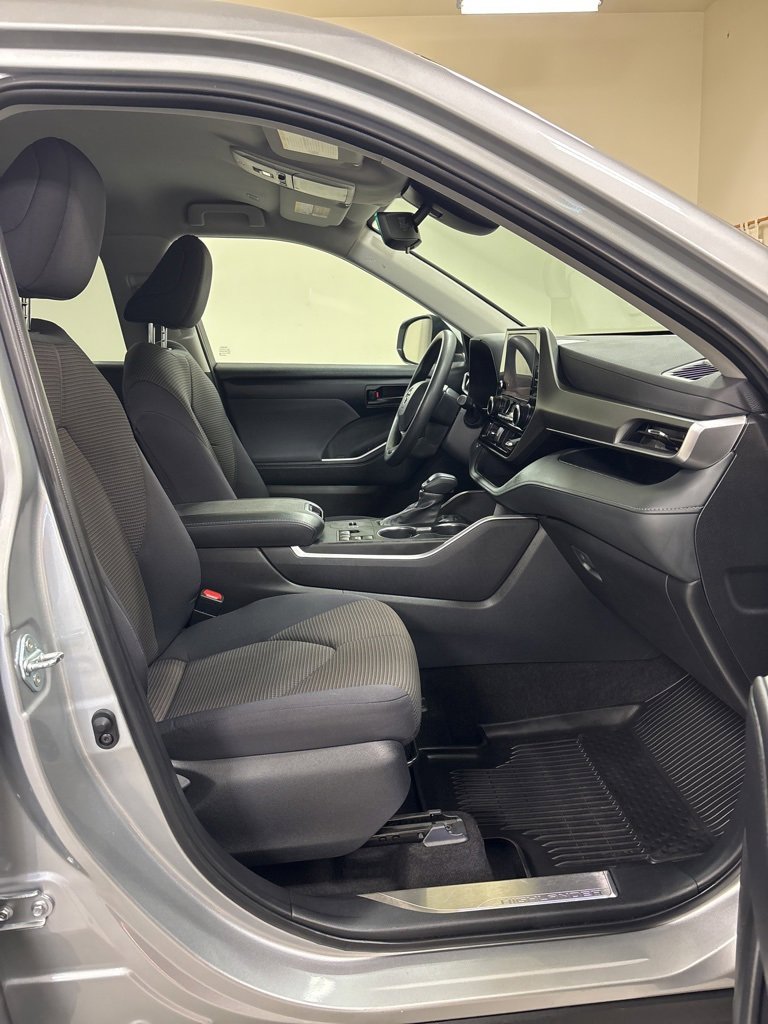 Used 2023 Toyota Highlander L image 32