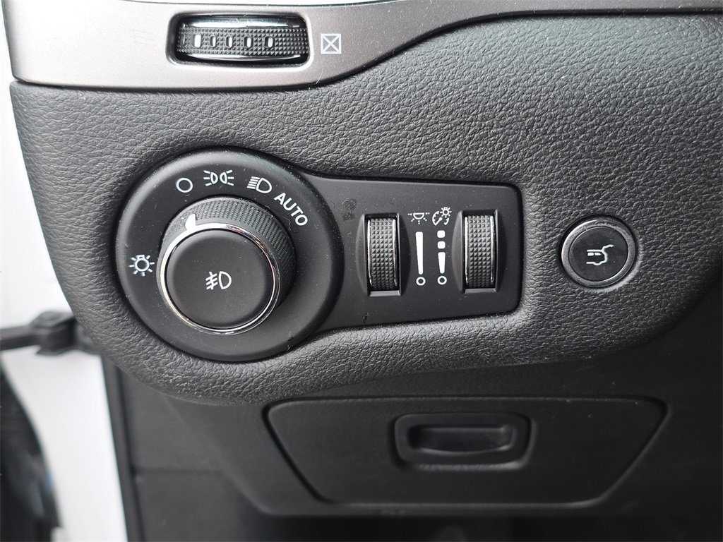 Used 2019 Jeep Cherokee Limited image 17