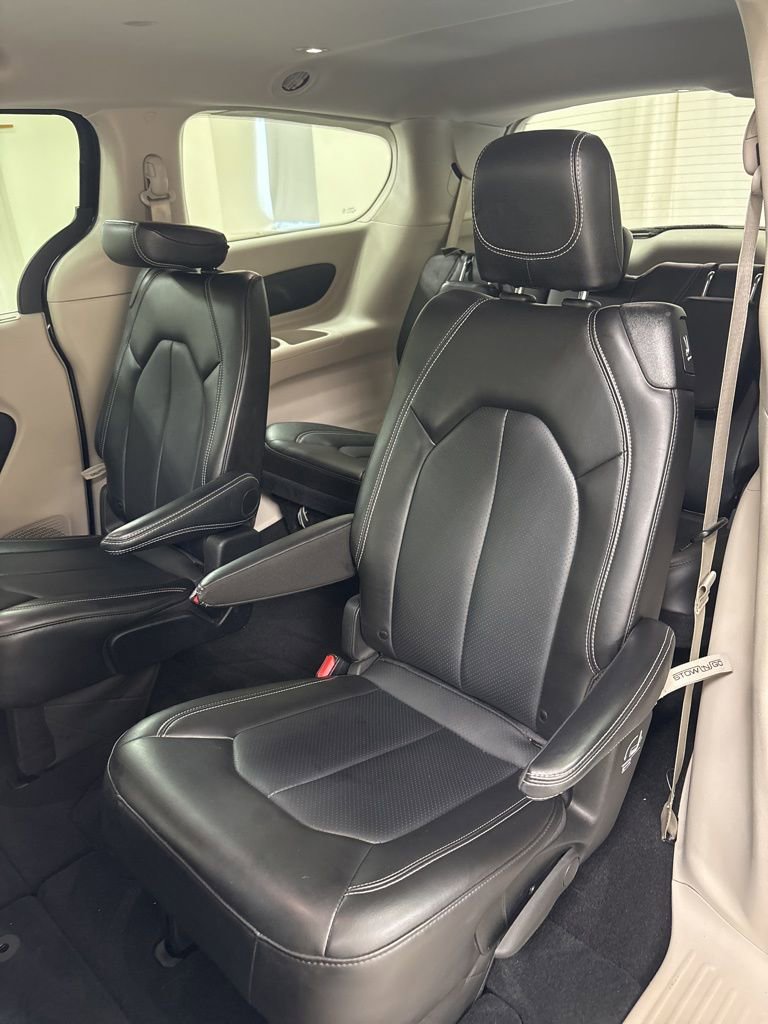 Used 2024 Chrysler Pacifica Touring-L FWD image 21