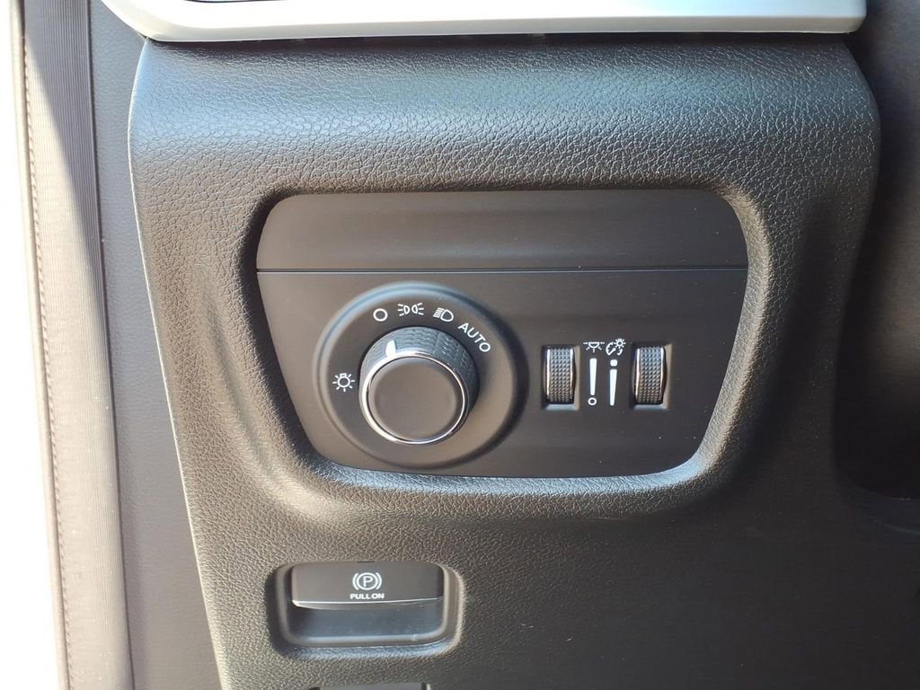 Used 2023 Jeep Grand Cherokee Laredo image 16