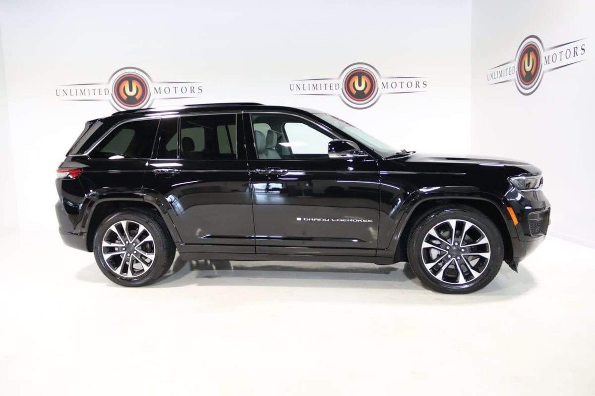 Used 2023 Jeep Grand Cherokee Overland AWD/4WD image 36