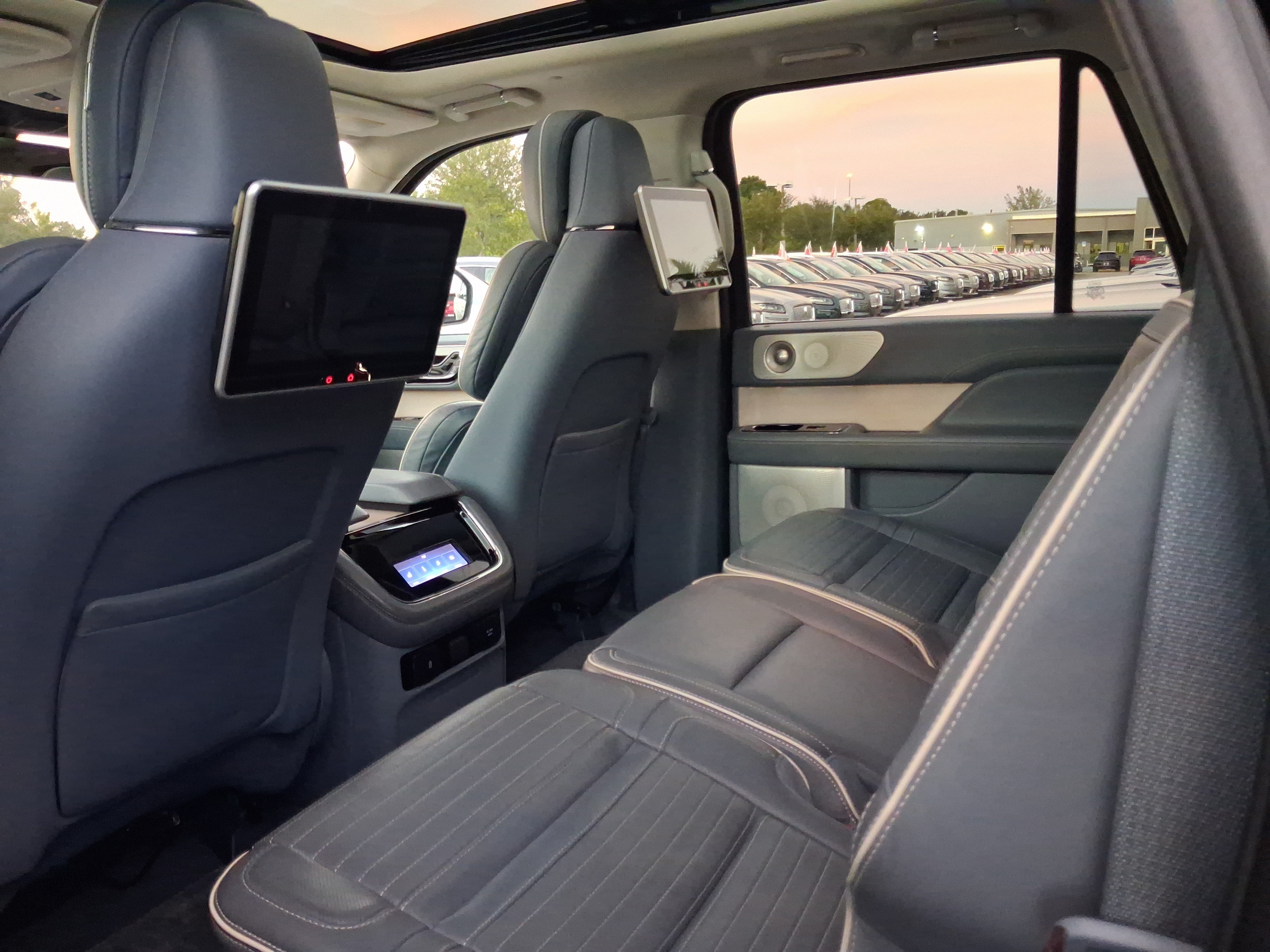 Certified 2022 Lincoln Navigator L Black Label AWD/4WD image 4
