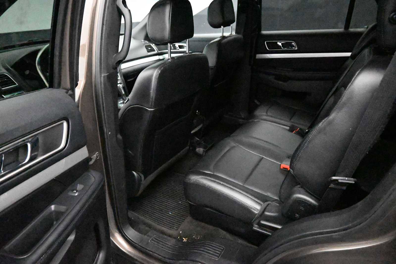 Used 2016 Ford Explorer XLT w/ Equipment Group 202A AWD/4WD image 23