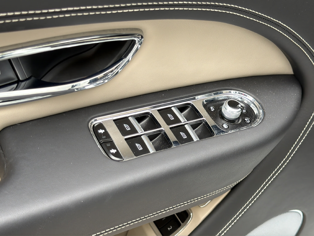 Used 2022 Bentley Bentayga AWD/4WD image 13